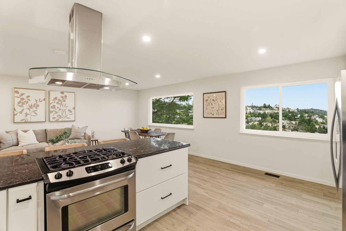 Detail Gallery Image 13 of 40 For 162 Coronado Ave, San Carlos,  CA 94070 - 5 Beds | 3 Baths