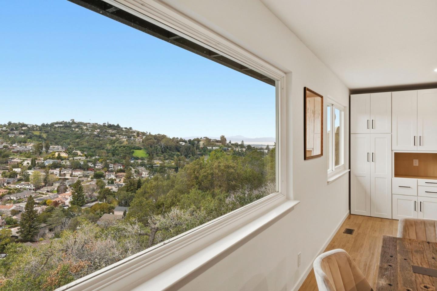 Detail Gallery Image 7 of 40 For 162 Coronado Ave, San Carlos,  CA 94070 - 5 Beds | 3 Baths