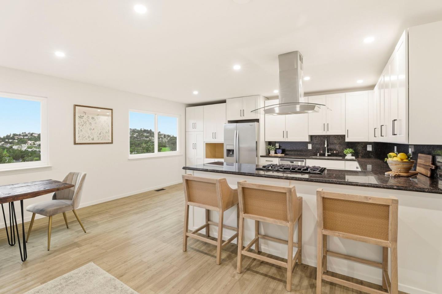 Detail Gallery Image 9 of 40 For 162 Coronado Ave, San Carlos,  CA 94070 - 5 Beds | 3 Baths