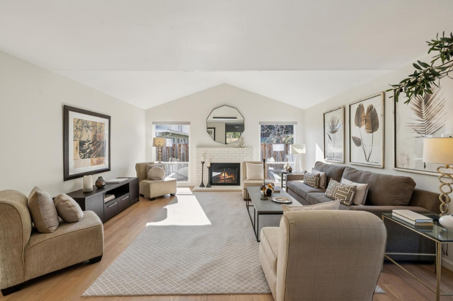 Detail Gallery Image 4 of 41 For 3352 Villa Robleda Dr, Mountain View,  CA 94040 - 4 Beds | 2/1 Baths