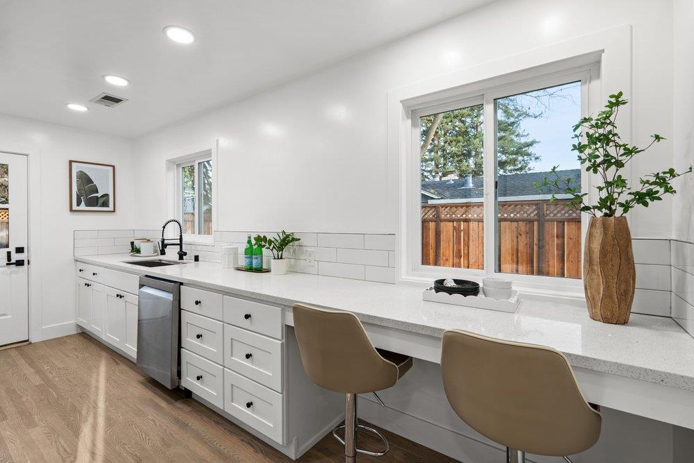 Detail Gallery Image 15 of 31 For 579 Green Manor Ct, Palo Alto,  CA 94301 - 2 Beds | 1 Baths