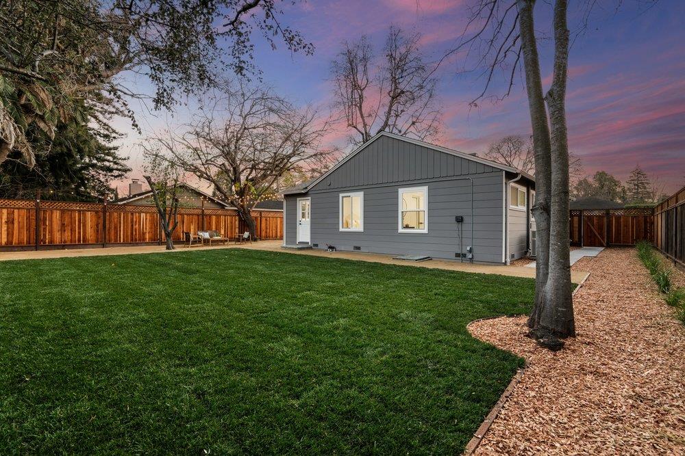 Detail Gallery Image 2 of 31 For 579 Green Manor Ct, Palo Alto,  CA 94301 - 2 Beds | 1 Baths