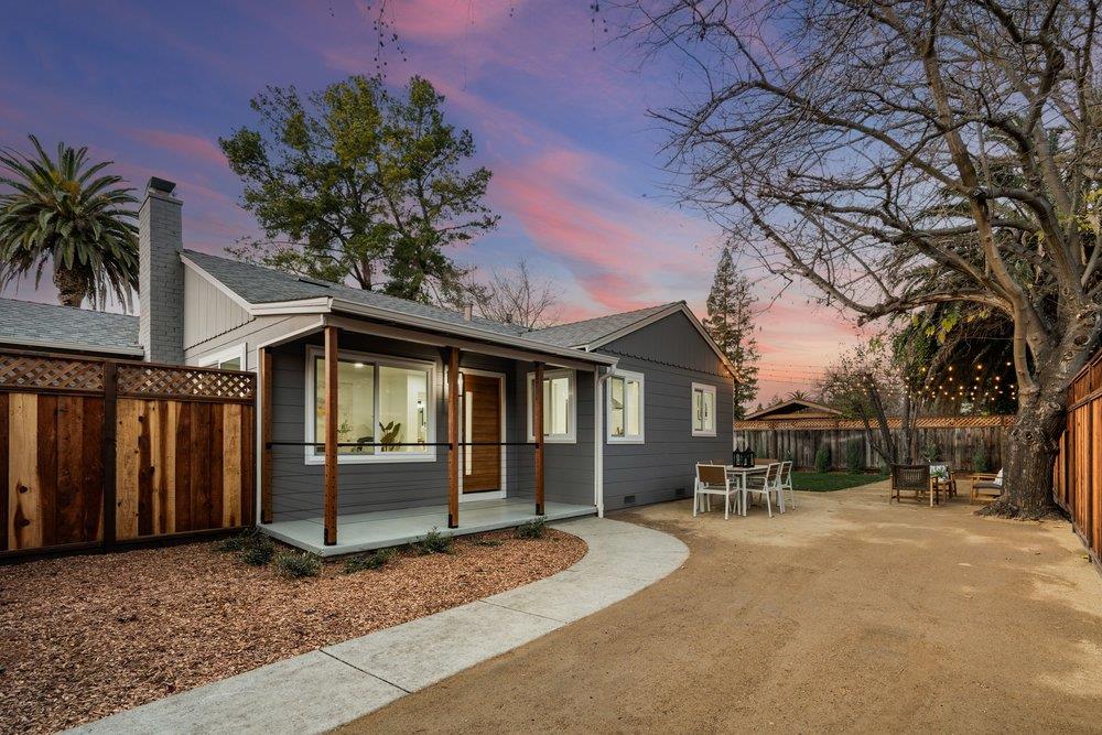 Detail Gallery Image 3 of 31 For 579 Green Manor Ct, Palo Alto,  CA 94301 - 2 Beds | 1 Baths