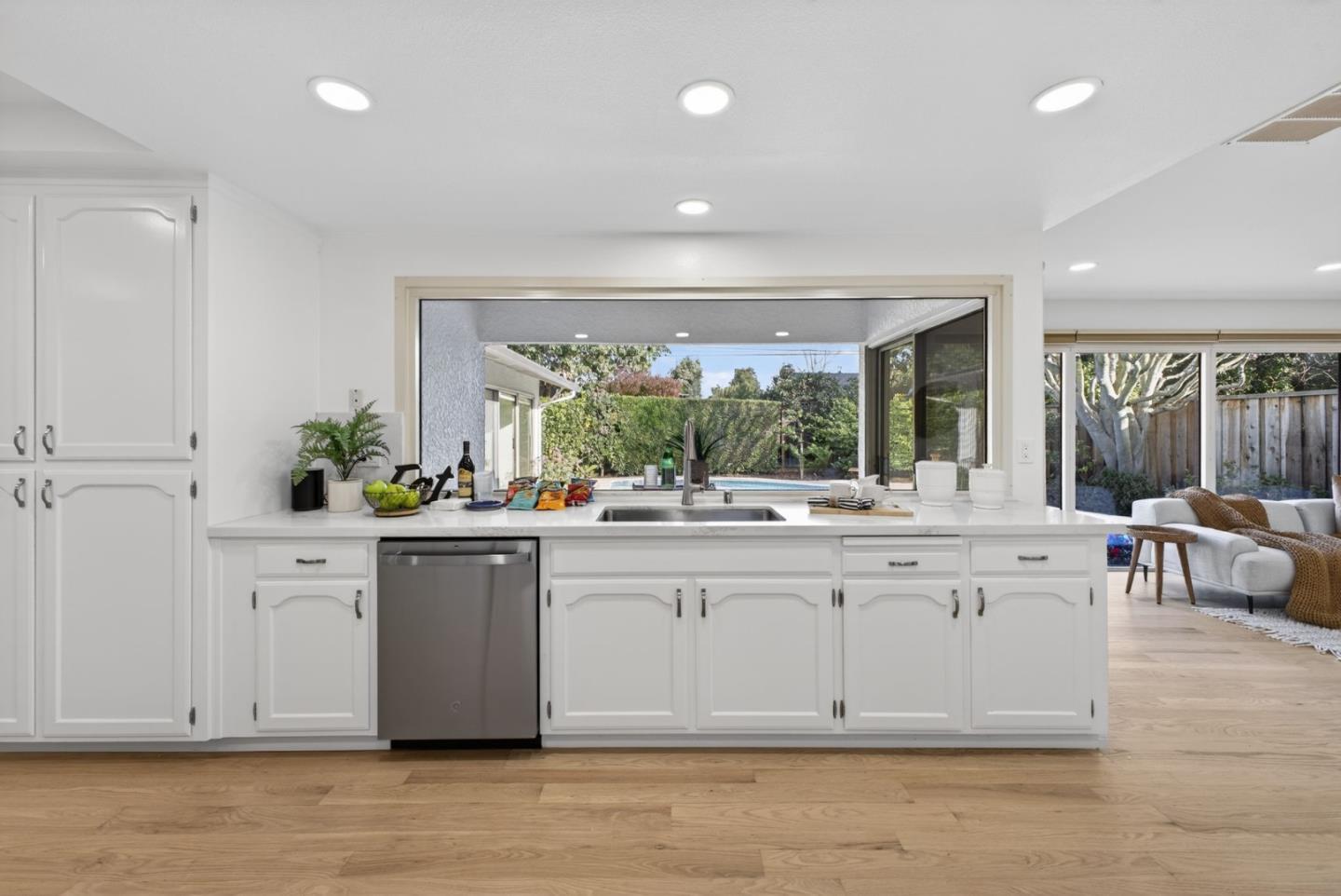 Detail Gallery Image 11 of 43 For 3411 Shady Spring Ln, Mountain View,  CA 94040 - 4 Beds | 2/1 Baths