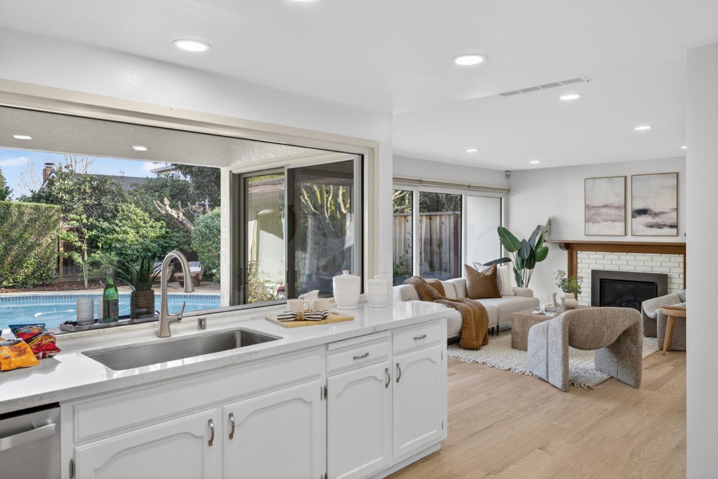 Detail Gallery Image 14 of 43 For 3411 Shady Spring Ln, Mountain View,  CA 94040 - 4 Beds | 2/1 Baths