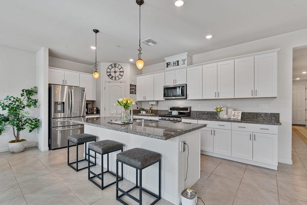 Detail Gallery Image 11 of 53 For 2111 Rosewood Dr, Hollister,  CA 95023 - 4 Beds | 2/1 Baths