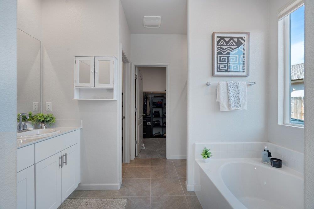 Detail Gallery Image 18 of 53 For 2111 Rosewood Dr, Hollister,  CA 95023 - 4 Beds | 2/1 Baths