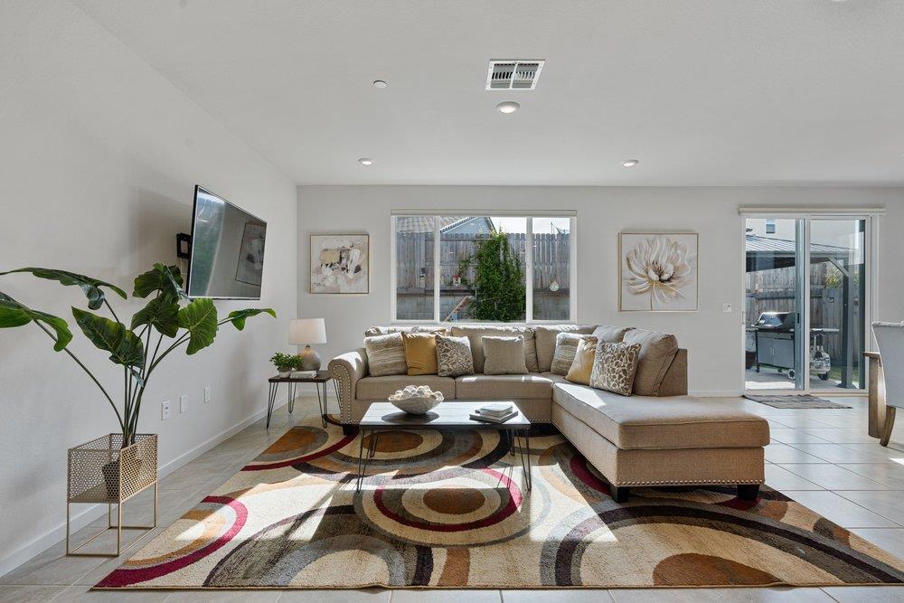 Detail Gallery Image 7 of 53 For 2111 Rosewood Dr, Hollister,  CA 95023 - 4 Beds | 2/1 Baths