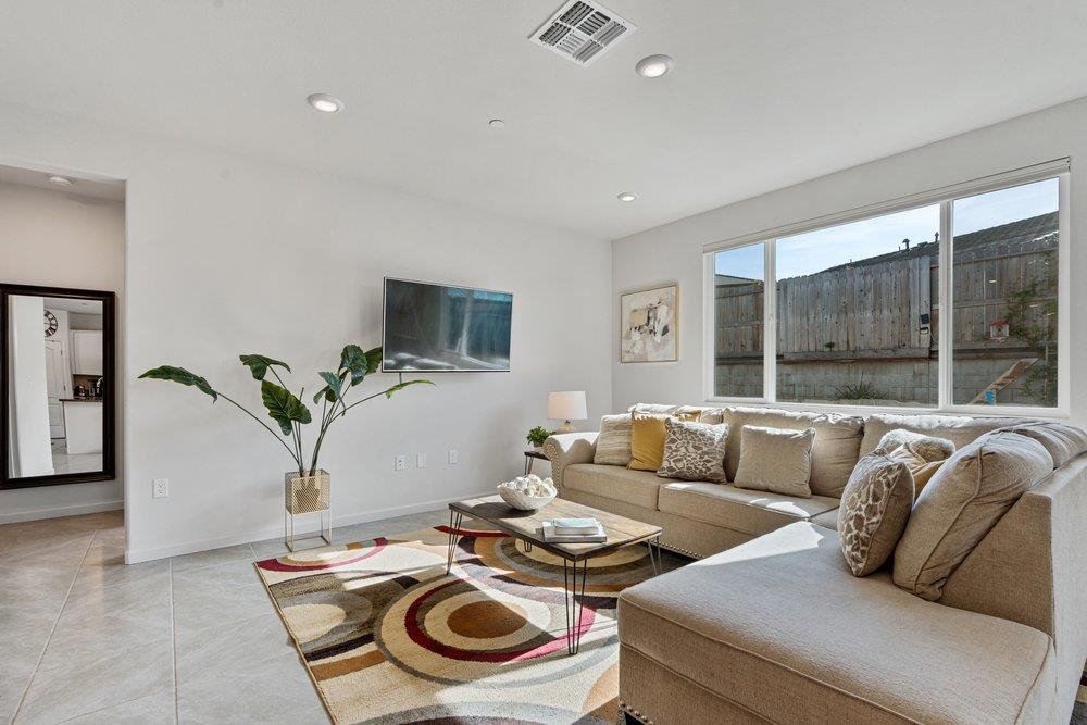 Detail Gallery Image 8 of 53 For 2111 Rosewood Dr, Hollister,  CA 95023 - 4 Beds | 2/1 Baths