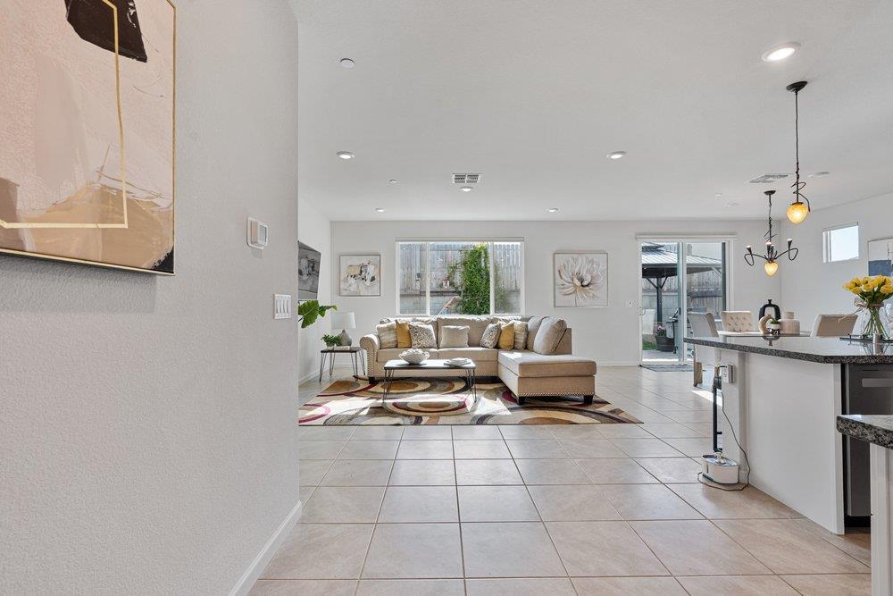 Detail Gallery Image 9 of 53 For 2111 Rosewood Dr, Hollister,  CA 95023 - 4 Beds | 2/1 Baths