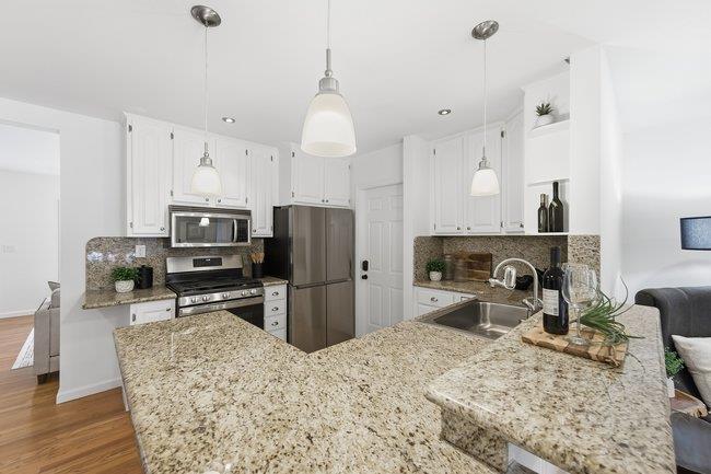 Detail Gallery Image 12 of 38 For 1014 King St, Redwood City,  CA 94061 - 4 Beds | 3 Baths