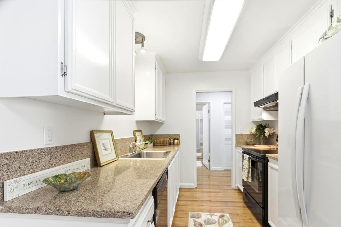 Detail Gallery Image 11 of 22 For 150 W Edith Ave #13,  Los Altos,  CA 94022 - 1 Beds | 1 Baths