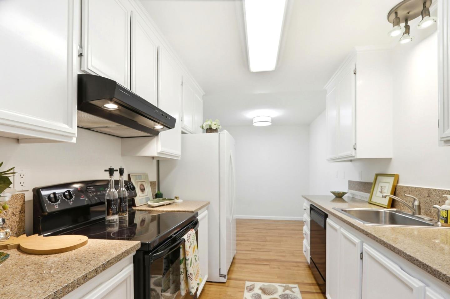 Detail Gallery Image 12 of 22 For 150 W Edith Ave #13,  Los Altos,  CA 94022 - 1 Beds | 1 Baths