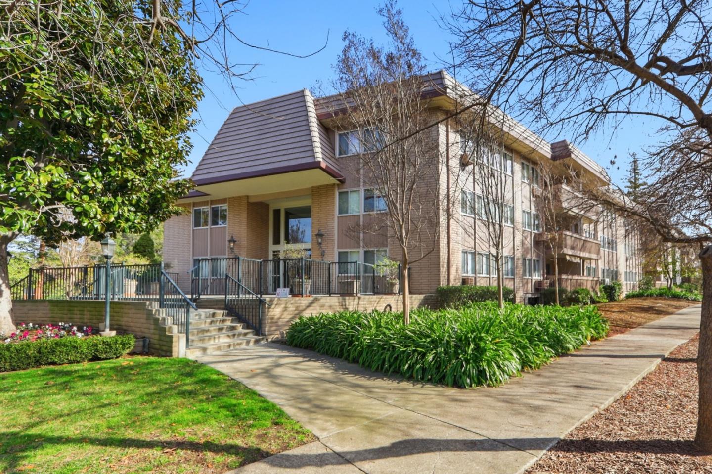 Detail Gallery Image 2 of 22 For 150 W Edith Ave #13,  Los Altos,  CA 94022 - 1 Beds | 1 Baths