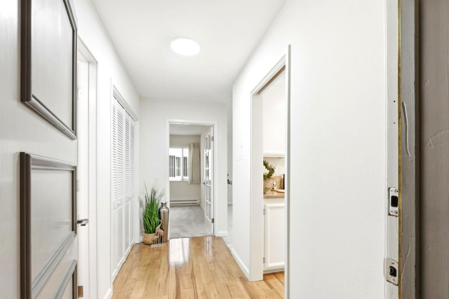 Detail Gallery Image 4 of 22 For 150 W Edith Ave #13,  Los Altos,  CA 94022 - 1 Beds | 1 Baths