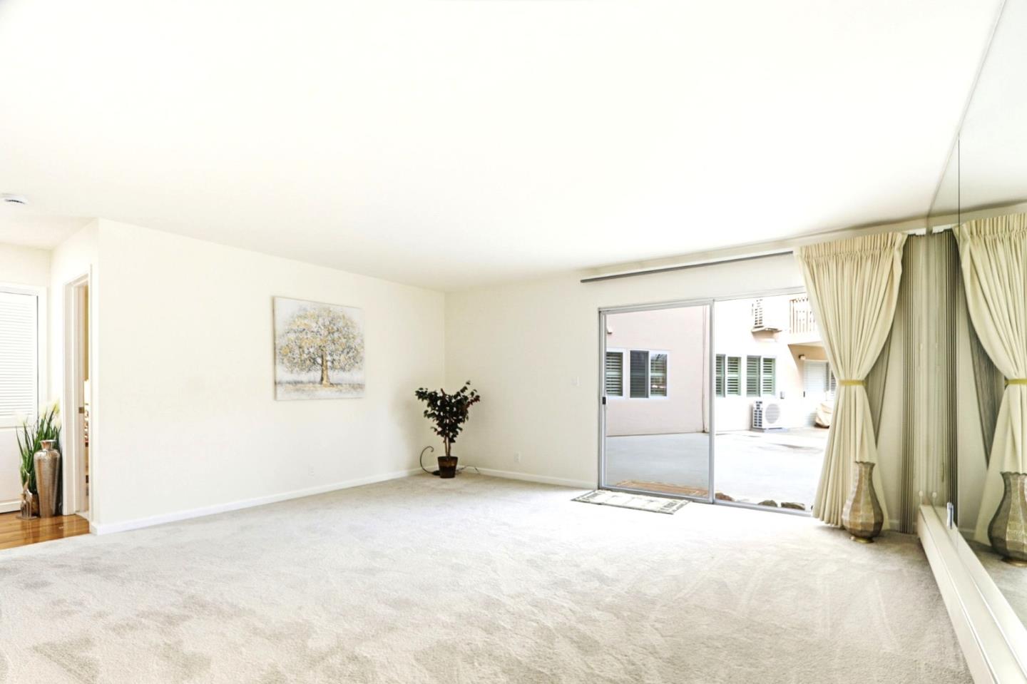 Detail Gallery Image 5 of 22 For 150 W Edith Ave #13,  Los Altos,  CA 94022 - 1 Beds | 1 Baths