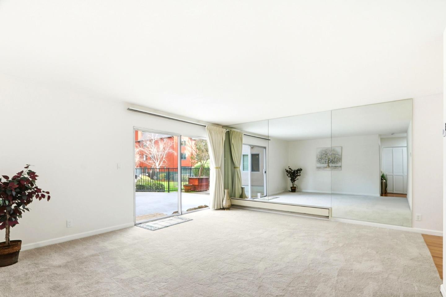 Detail Gallery Image 6 of 22 For 150 W Edith Ave #13,  Los Altos,  CA 94022 - 1 Beds | 1 Baths