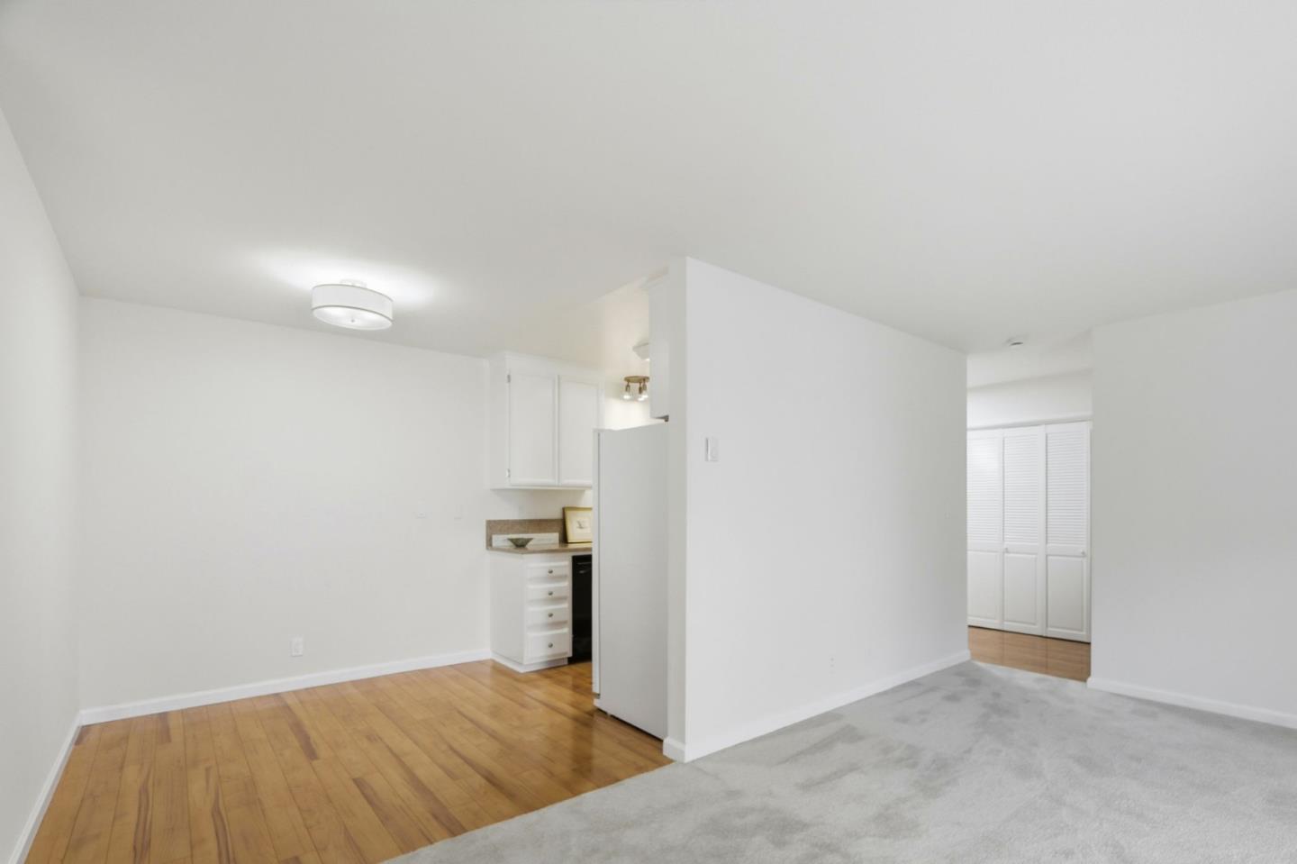 Detail Gallery Image 8 of 22 For 150 W Edith Ave #13,  Los Altos,  CA 94022 - 1 Beds | 1 Baths