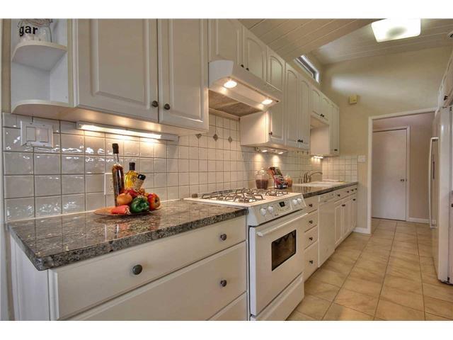 Detail Gallery Image 3 of 19 For 990 Amarillo Ave, Palo Alto,  CA 94303 - 5 Beds | 2 Baths