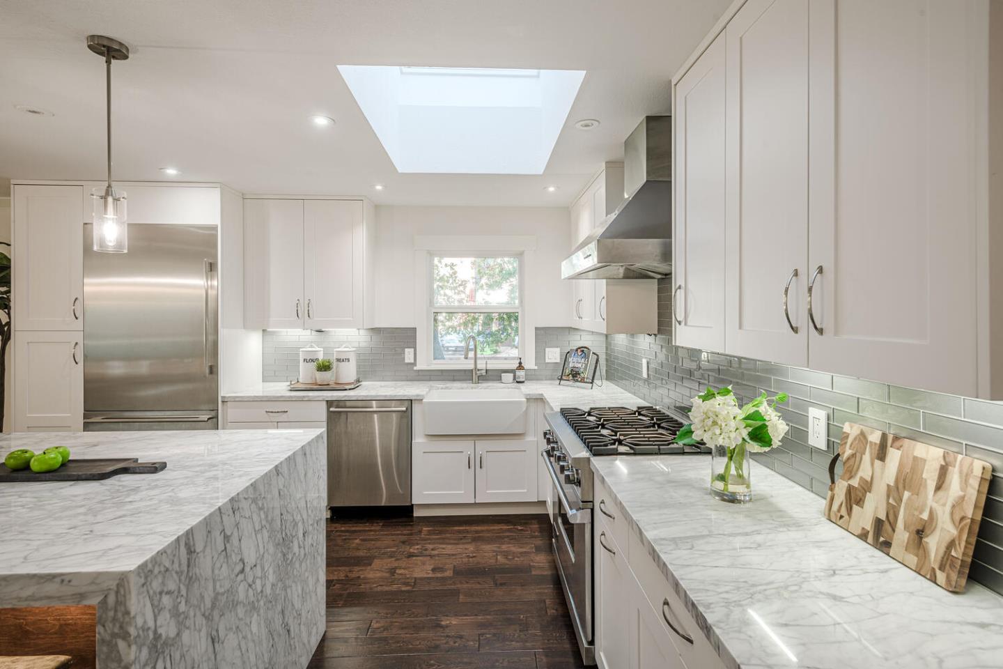 Detail Gallery Image 5 of 39 For 39 Victoria Rd, Burlingame,  CA 94010 - 2 Beds | 2 Baths