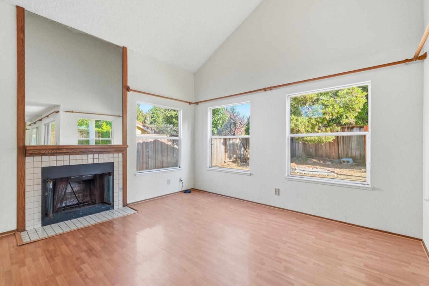 Detail Gallery Image 4 of 38 For 873 Knights Cir, Vallejo,  CA 94591 - 3 Beds | 2/1 Baths