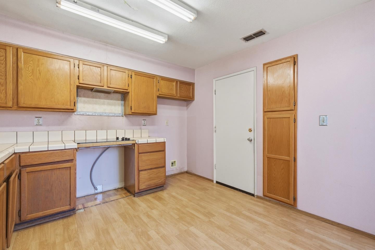 Detail Gallery Image 8 of 38 For 873 Knights Cir, Vallejo,  CA 94591 - 3 Beds | 2/1 Baths