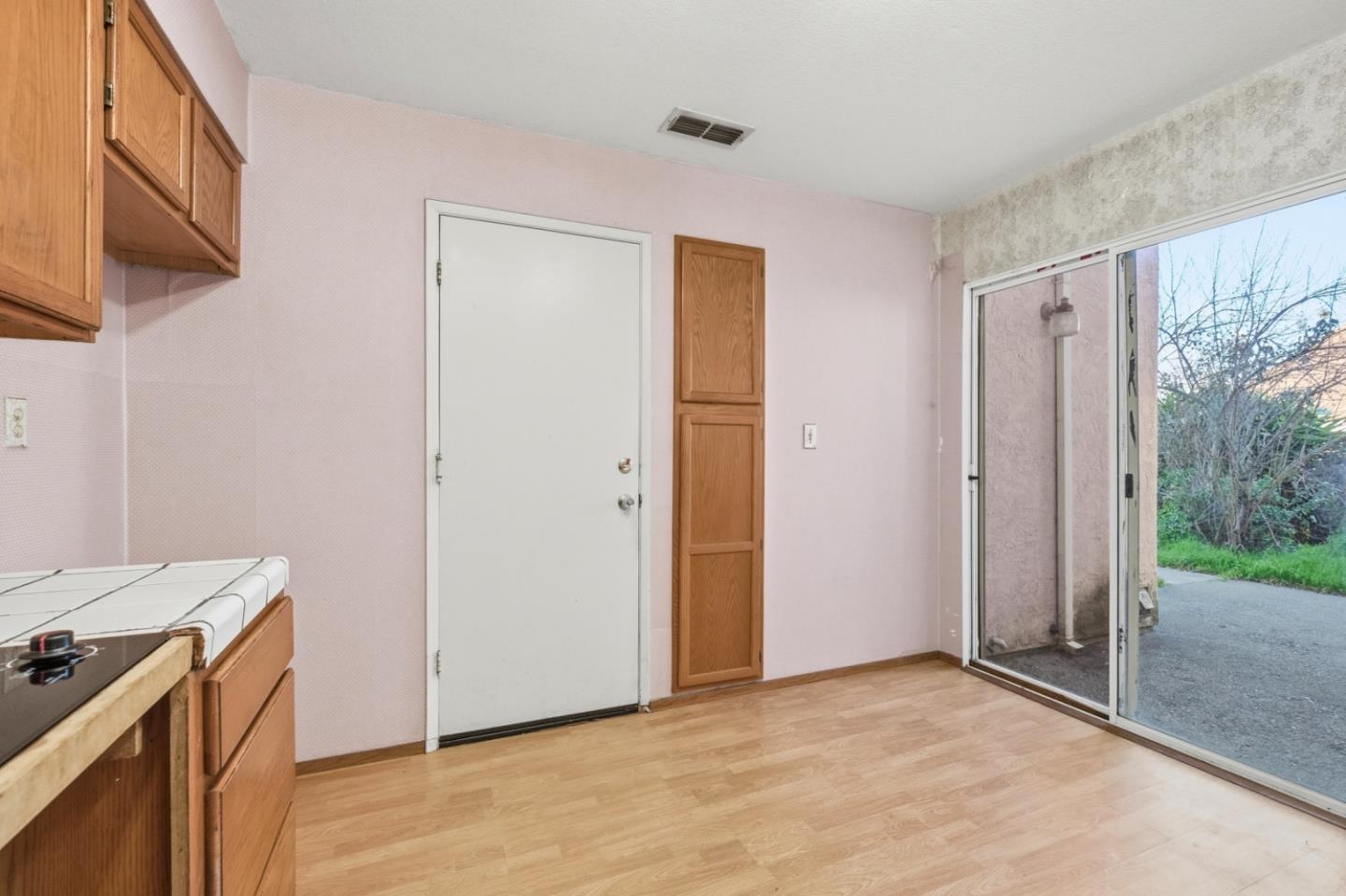 Detail Gallery Image 9 of 38 For 873 Knights Cir, Vallejo,  CA 94591 - 3 Beds | 2/1 Baths