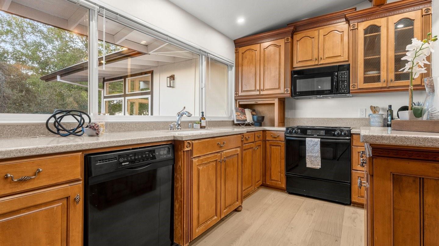 Detail Gallery Image 11 of 45 For 15499 Bohlman Rd, Saratoga,  CA 95070 - 3 Beds | 3 Baths