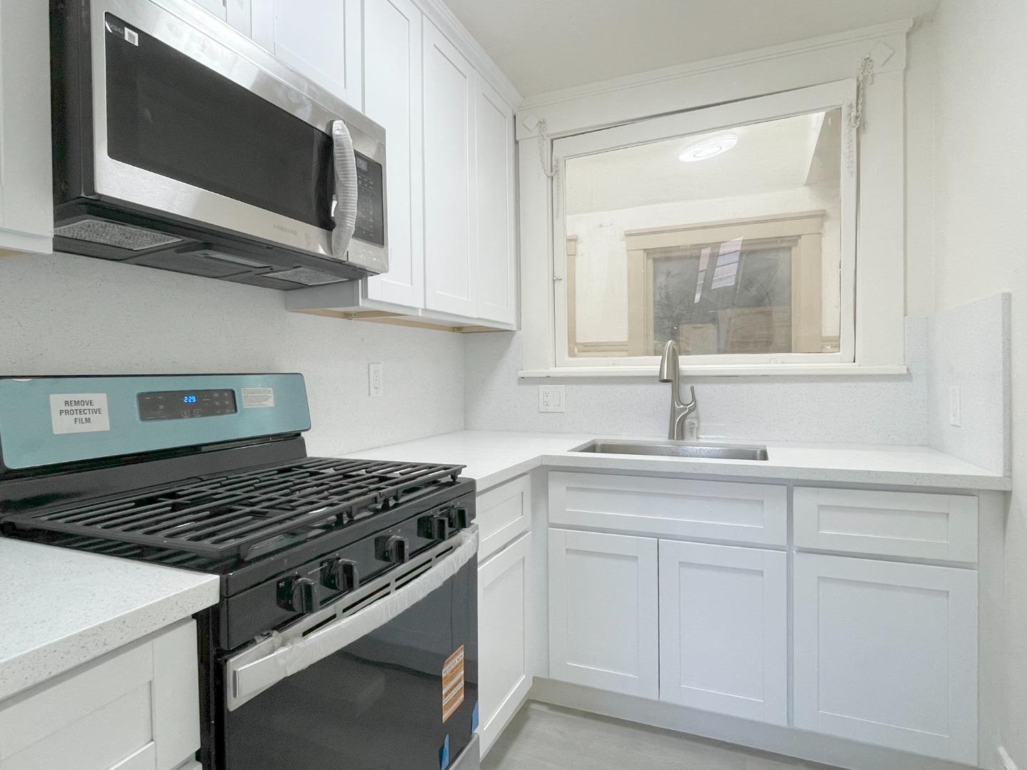 Detail Gallery Image 3 of 10 For 411 E Santa Clara St #G,  San Jose,  CA 95113 - 1 Beds | 1 Baths