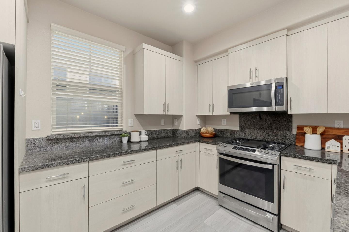 Detail Gallery Image 11 of 27 For 639 Montage Cir, East Palo Alto,  CA 94303 - 4 Beds | 2/1 Baths