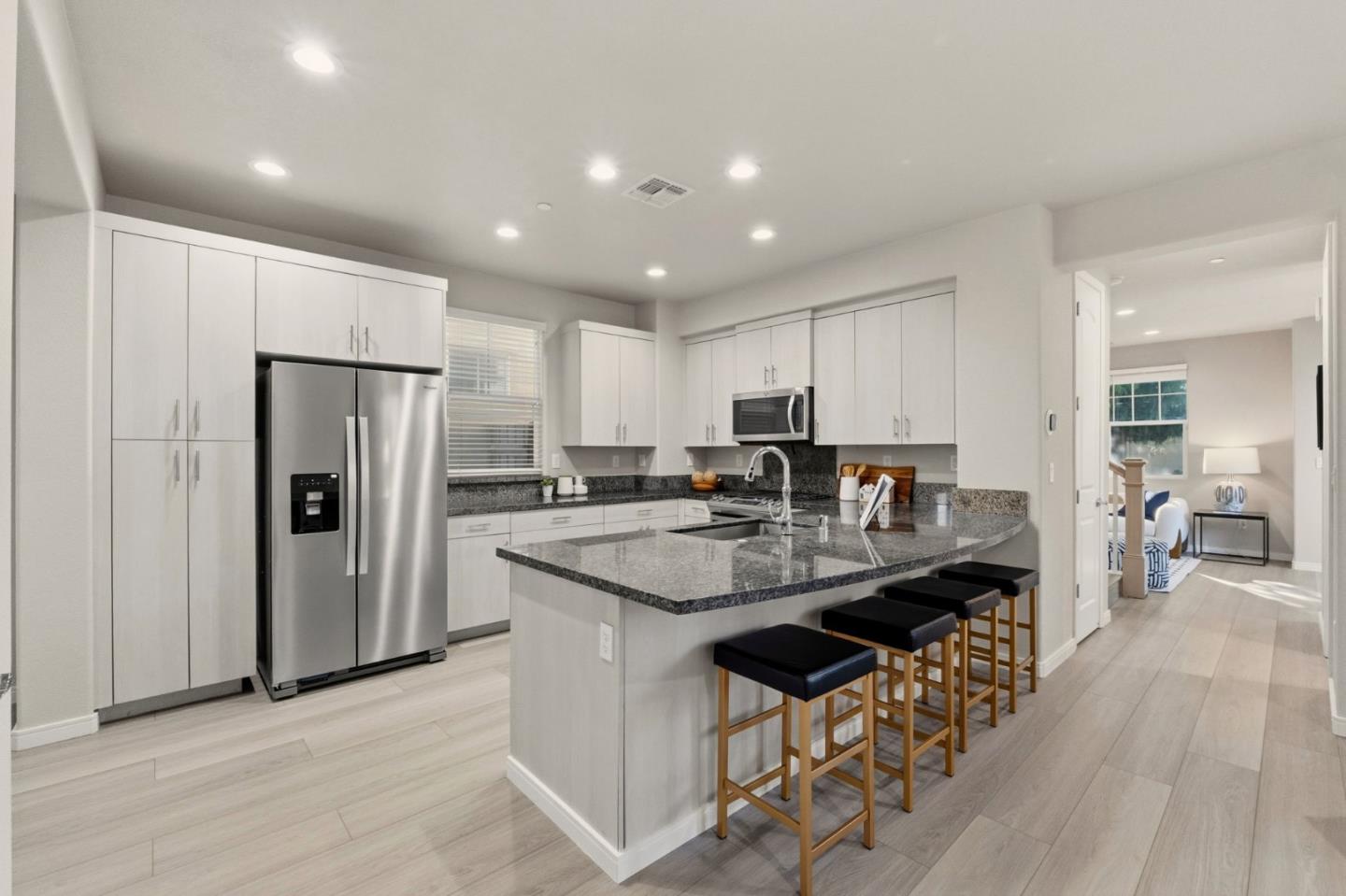 Detail Gallery Image 12 of 27 For 639 Montage Cir, East Palo Alto,  CA 94303 - 4 Beds | 2/1 Baths