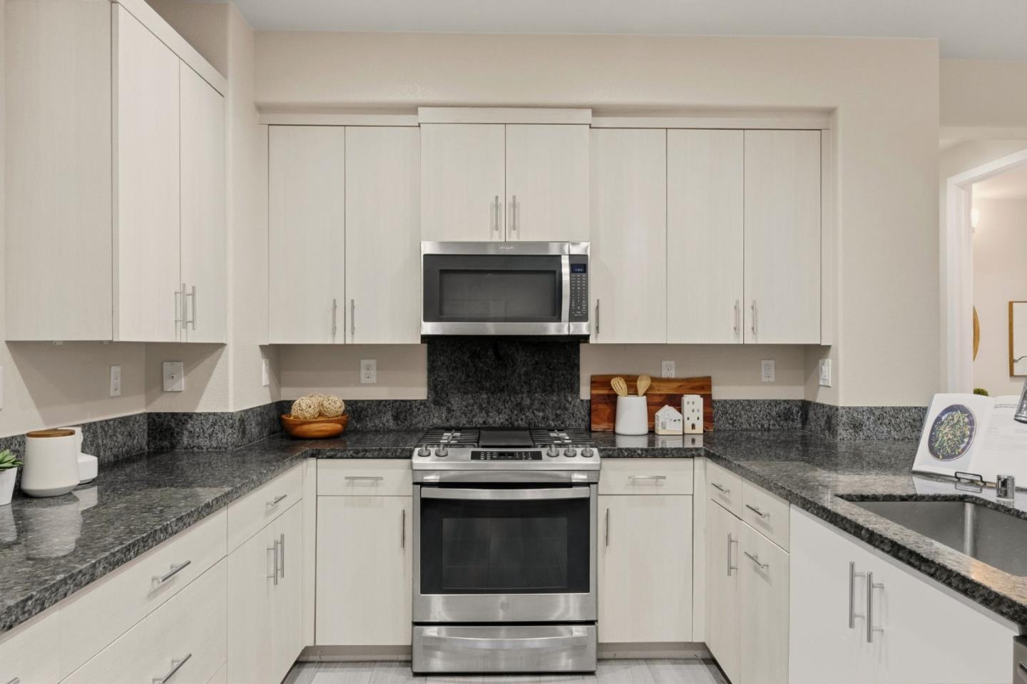 Detail Gallery Image 13 of 27 For 639 Montage Cir, East Palo Alto,  CA 94303 - 4 Beds | 2/1 Baths