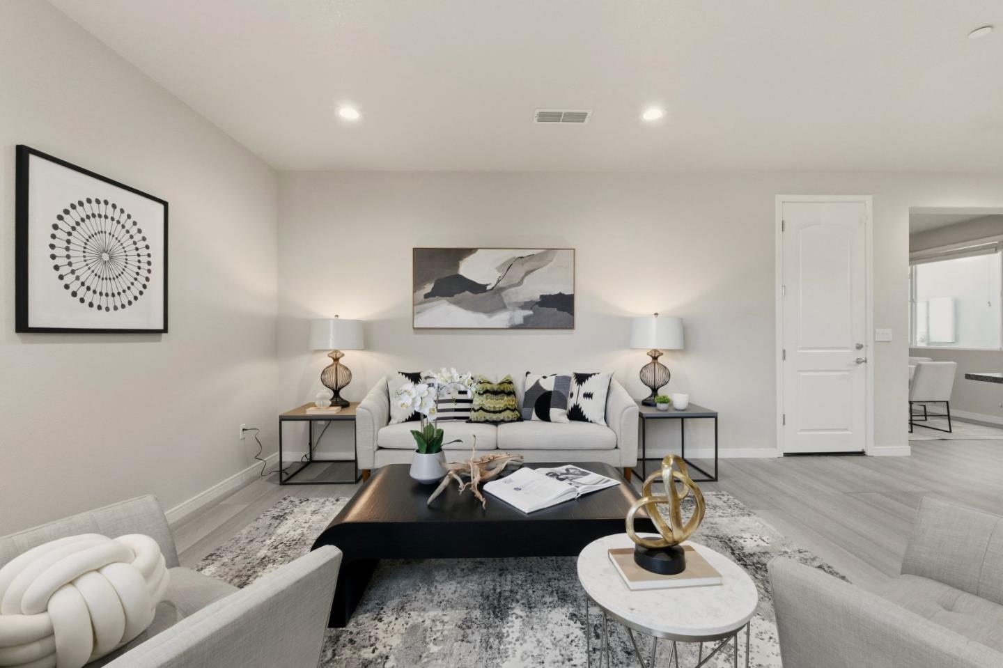 Detail Gallery Image 8 of 27 For 639 Montage Cir, East Palo Alto,  CA 94303 - 4 Beds | 2/1 Baths