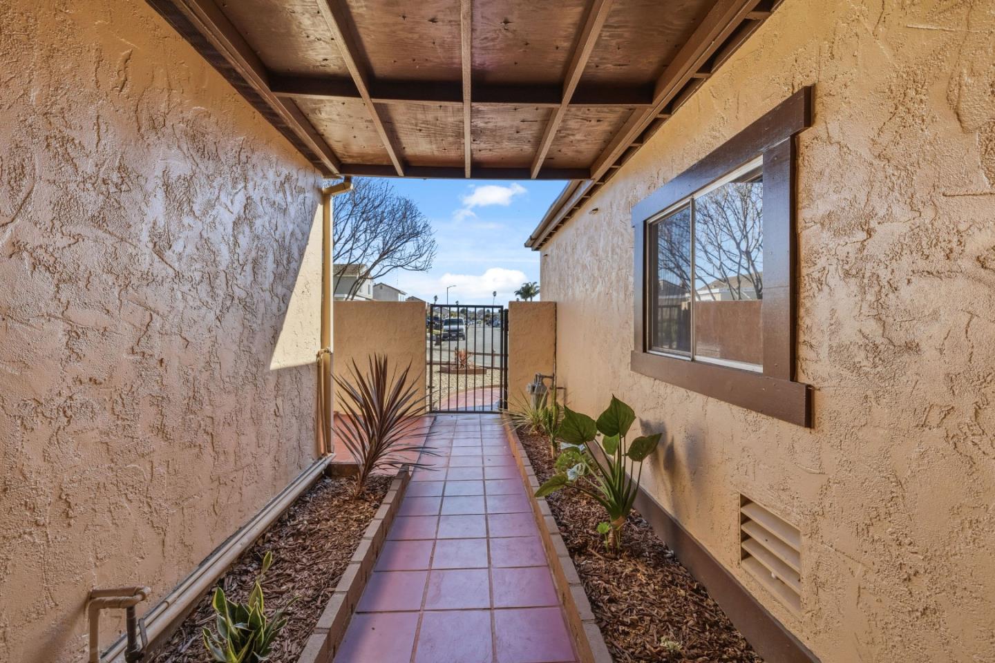 Detail Gallery Image 6 of 29 For 1588 Duran St, Salinas,  CA 93906 - 2 Beds | 1 Baths