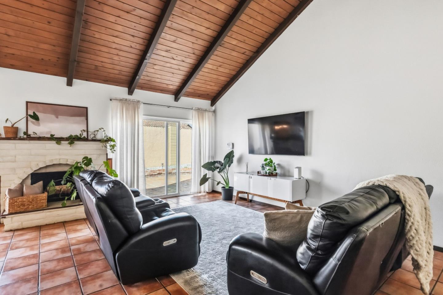 Detail Gallery Image 8 of 29 For 1588 Duran St, Salinas,  CA 93906 - 2 Beds | 1 Baths