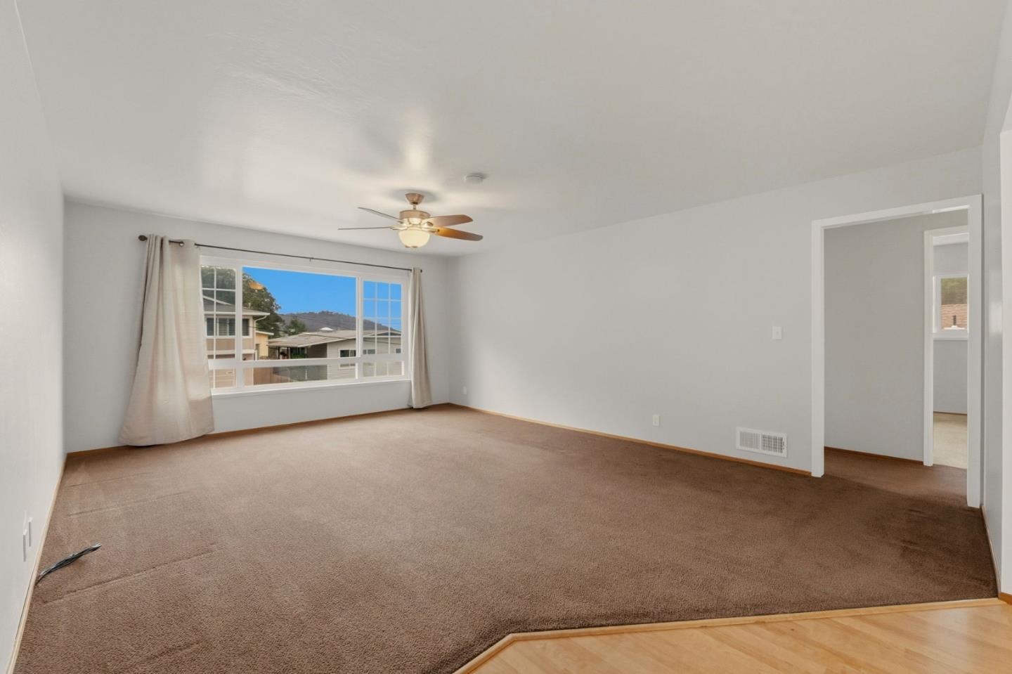 Detail Gallery Image 5 of 39 For 1516 Valdez Way, Pacifica,  CA 94044 - 3 Beds | 3 Baths