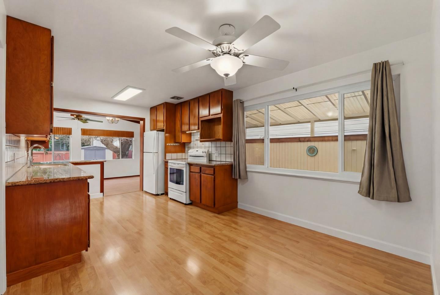 Detail Gallery Image 6 of 39 For 1516 Valdez Way, Pacifica,  CA 94044 - 3 Beds | 3 Baths