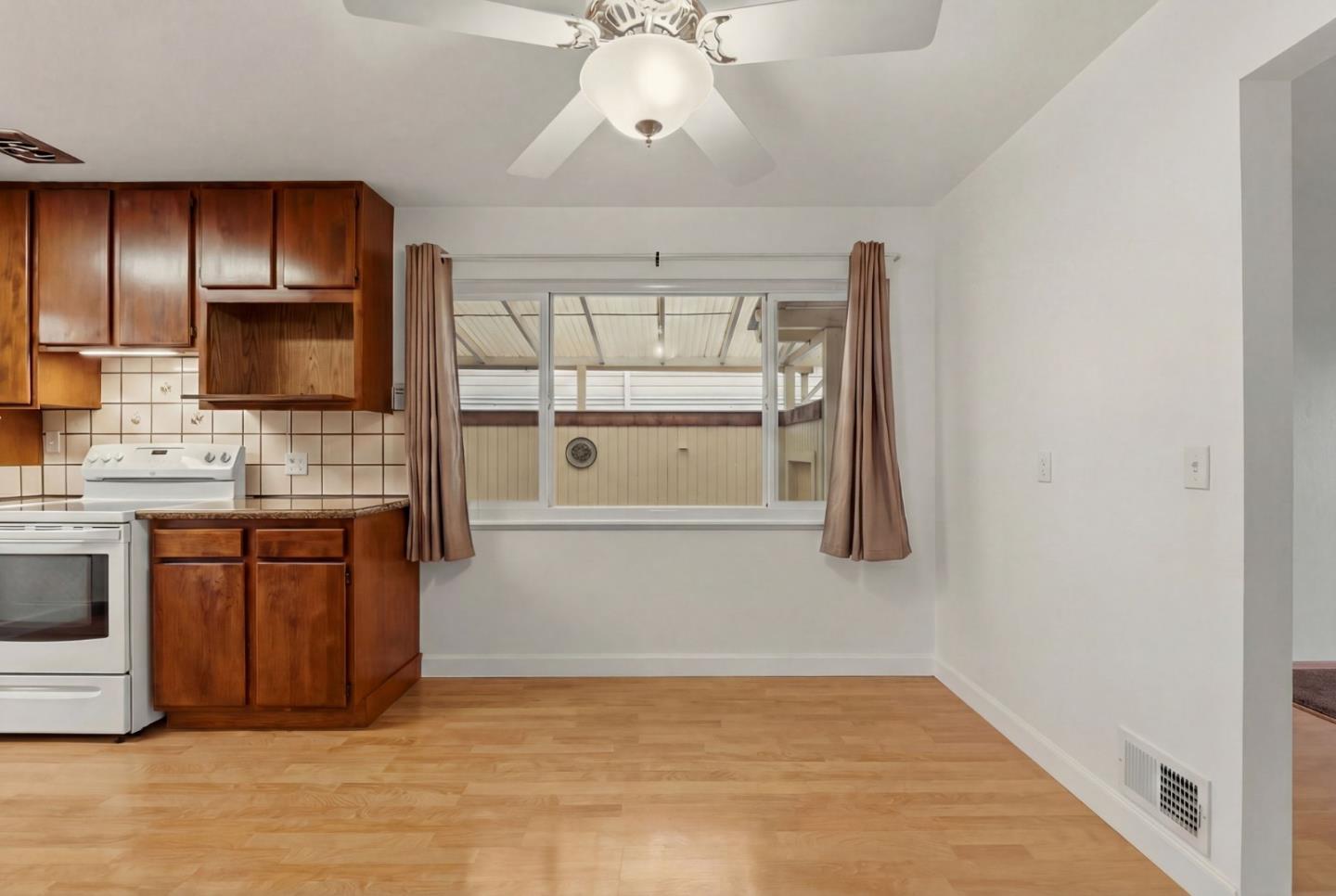 Detail Gallery Image 7 of 39 For 1516 Valdez Way, Pacifica,  CA 94044 - 3 Beds | 3 Baths