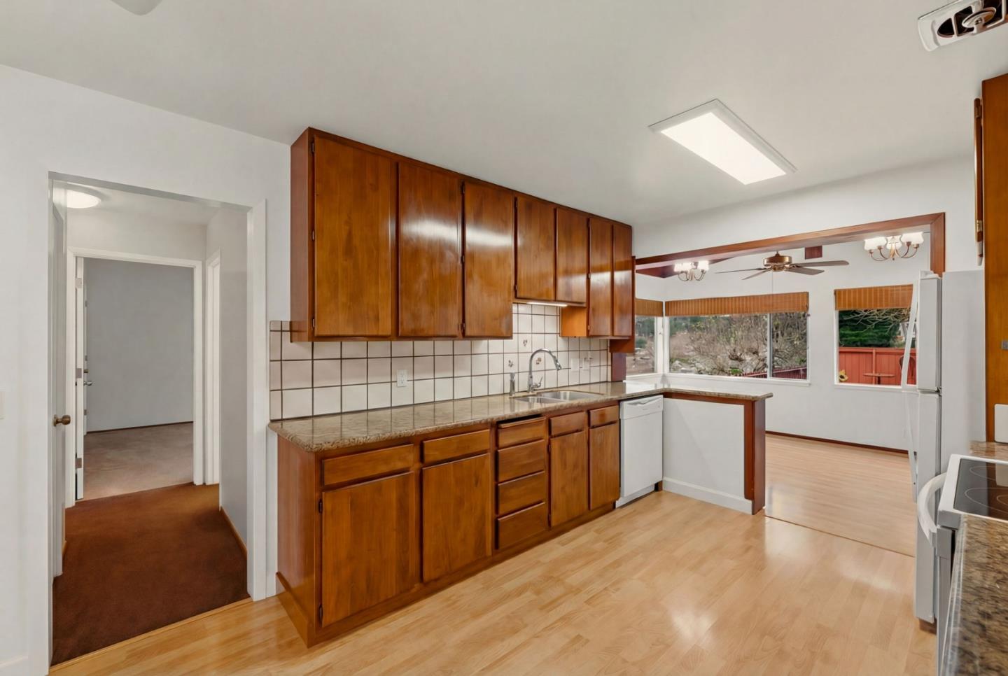 Detail Gallery Image 8 of 39 For 1516 Valdez Way, Pacifica,  CA 94044 - 3 Beds | 3 Baths