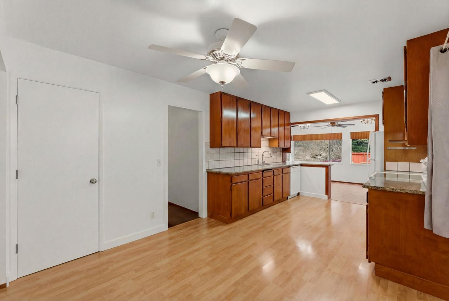 Detail Gallery Image 9 of 39 For 1516 Valdez Way, Pacifica,  CA 94044 - 3 Beds | 3 Baths