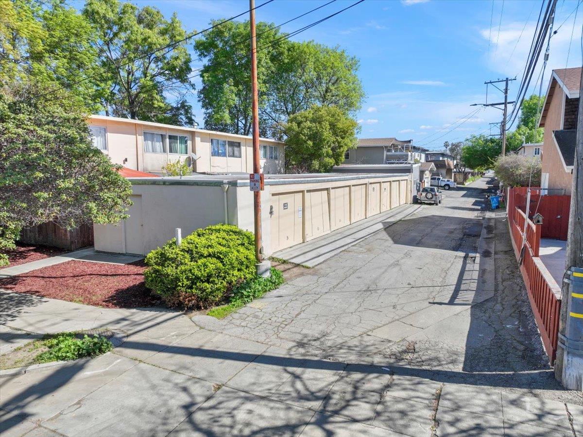 Detail Gallery Image 4 of 7 For 3212 Rolison Rd, Redwood City,  CA 94063 - – Beds | – Baths