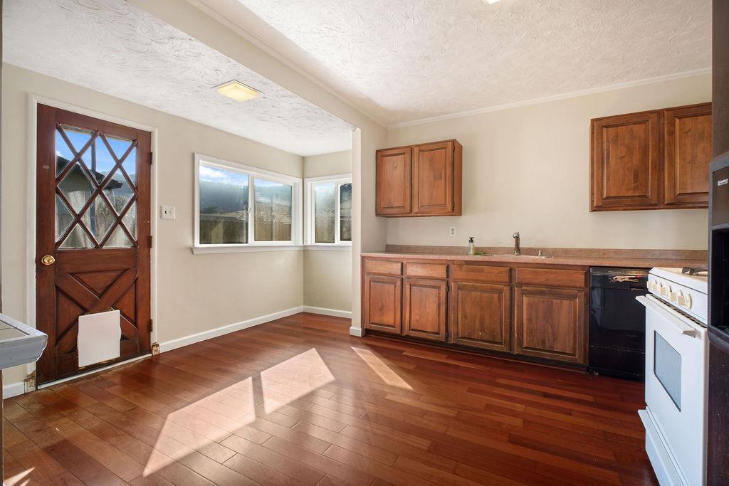 Detail Gallery Image 12 of 31 For 760 Noriega Way, Pacifica,  CA 94044 - 3 Beds | 1 Baths