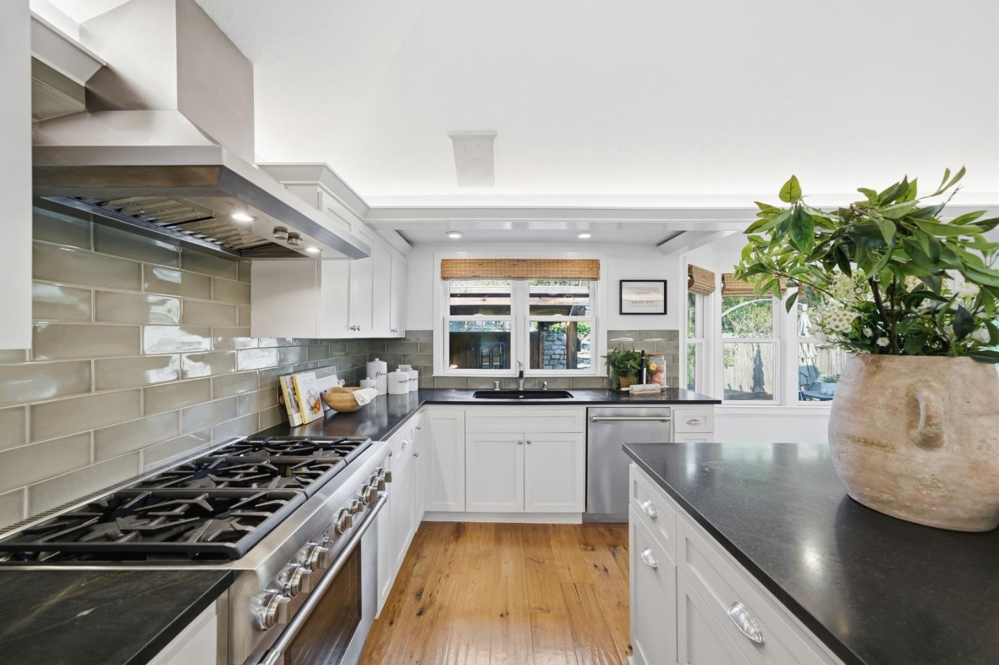 Detail Gallery Image 12 of 66 For 810 Glencrag Way, Woodside,  CA 94062 - 4 Beds | 4 Baths