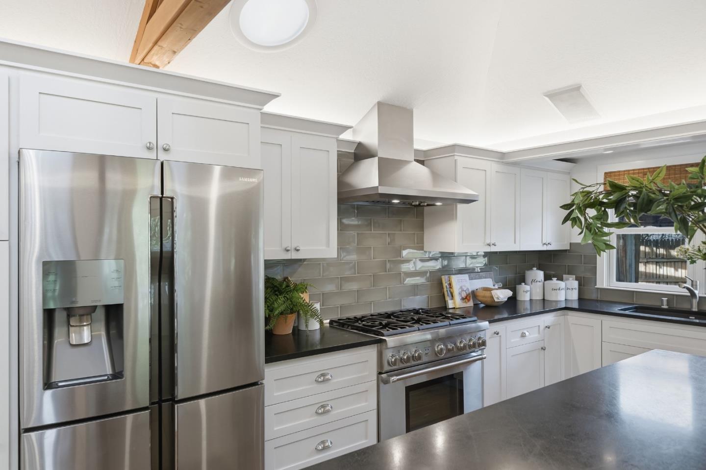 Detail Gallery Image 14 of 66 For 810 Glencrag Way, Woodside,  CA 94062 - 4 Beds | 4 Baths