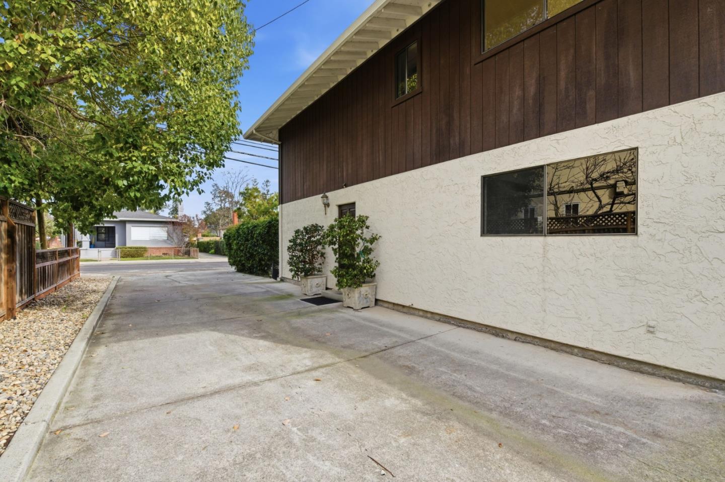 Detail Gallery Image 3 of 75 For 831 University Dr, Menlo Park,  CA 94025 - – Beds | – Baths