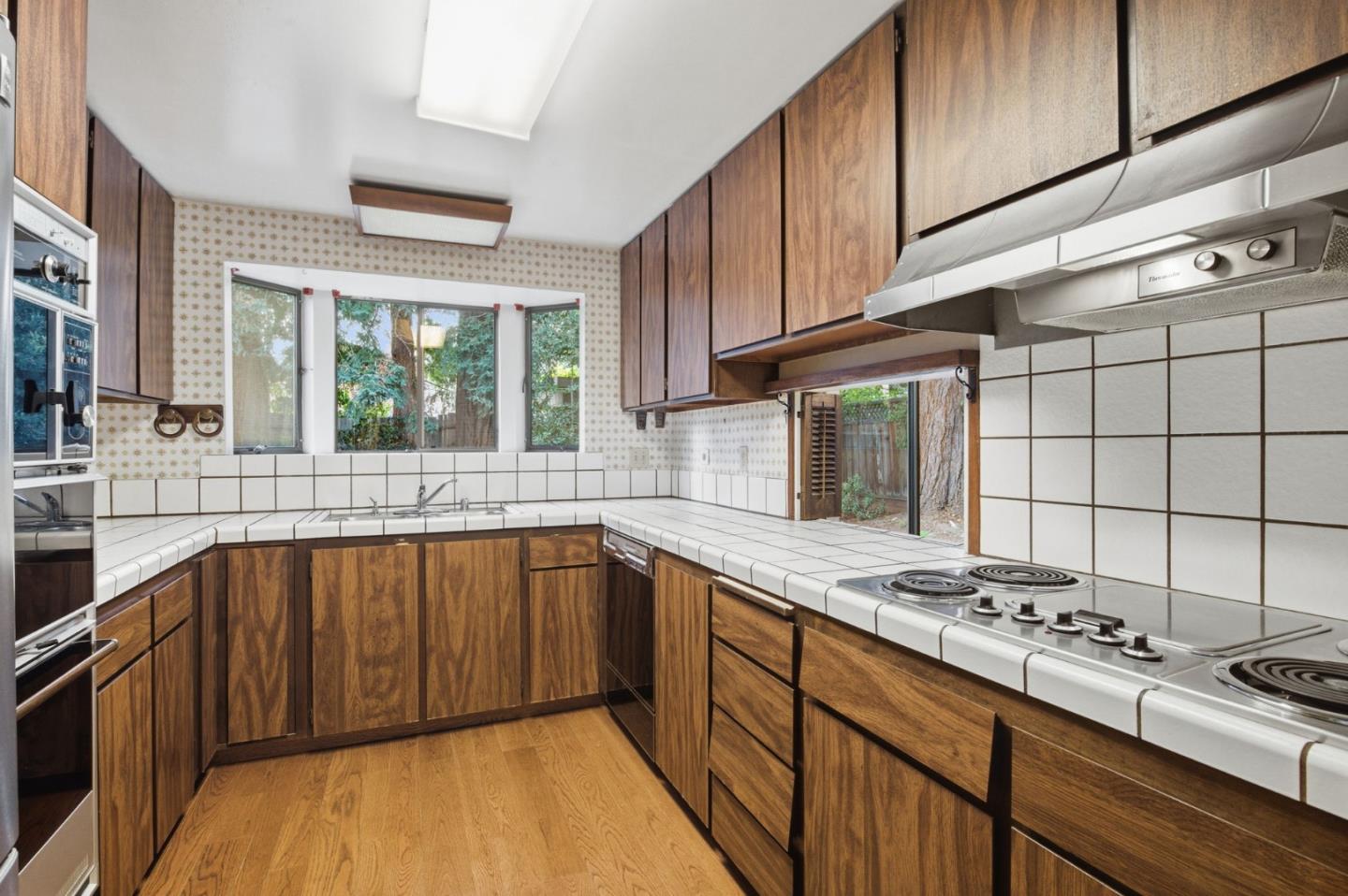 Detail Gallery Image 11 of 73 For 831 University Dr #831-833,  Menlo Park,  CA 94025 - 6 Beds | 4/2 Baths