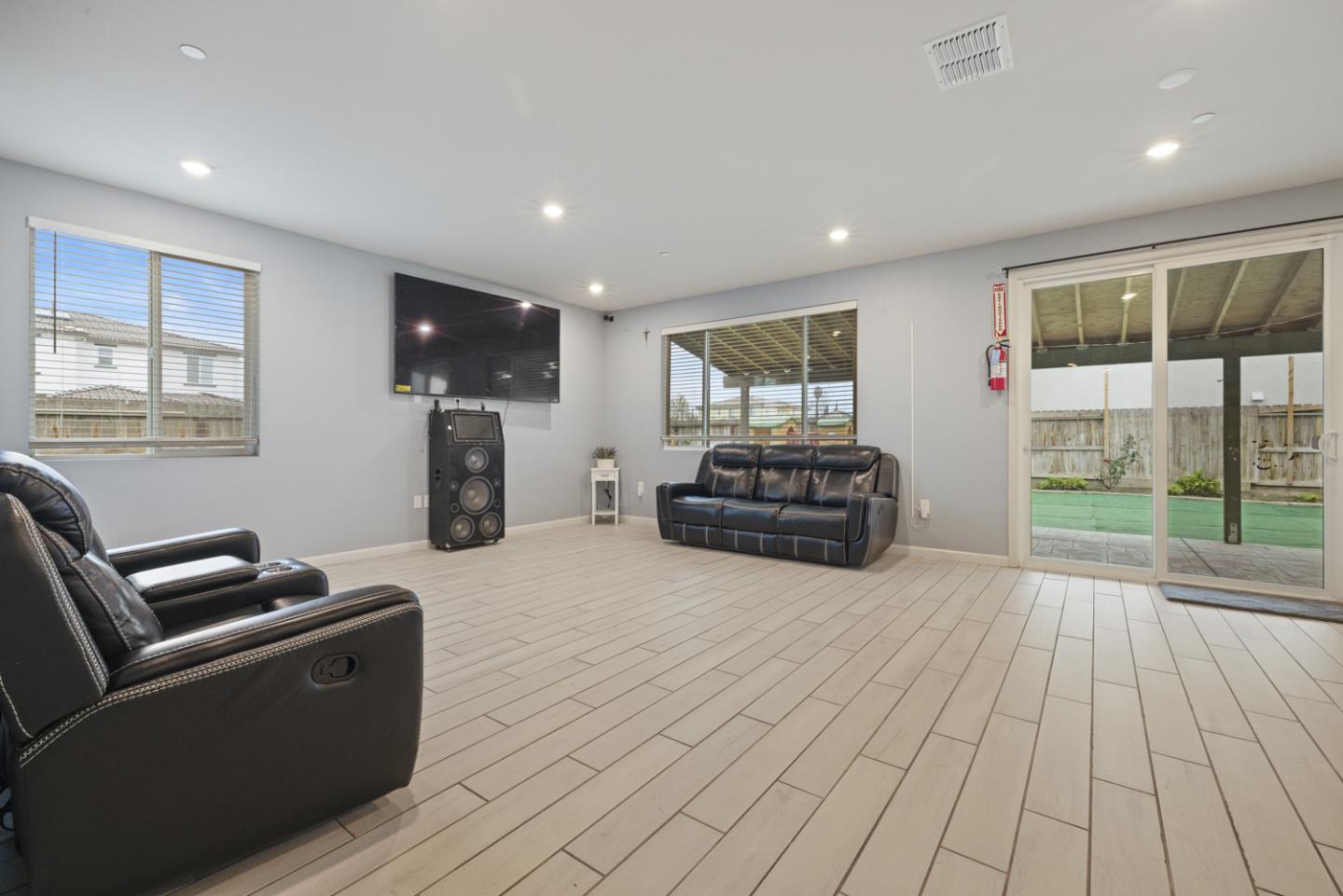 Detail Gallery Image 13 of 56 For 2075 Martin St, Los Banos,  CA 93635 - 5 Beds | 3 Baths