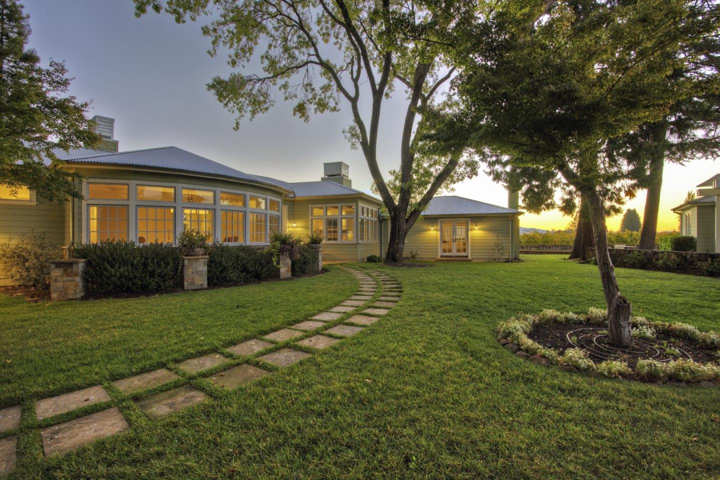 Detail Gallery Image 14 of 26 For 555 Zinfandel Ln, Saint Helena,  CA 94574 - 4 Beds | 4/1 Baths