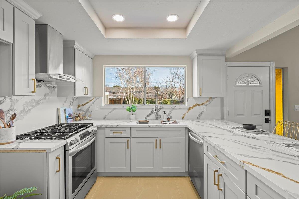 Detail Gallery Image 3 of 28 For 1466 Woodgrove Sq, San Jose,  CA 95117 - 3 Beds | 2 Baths