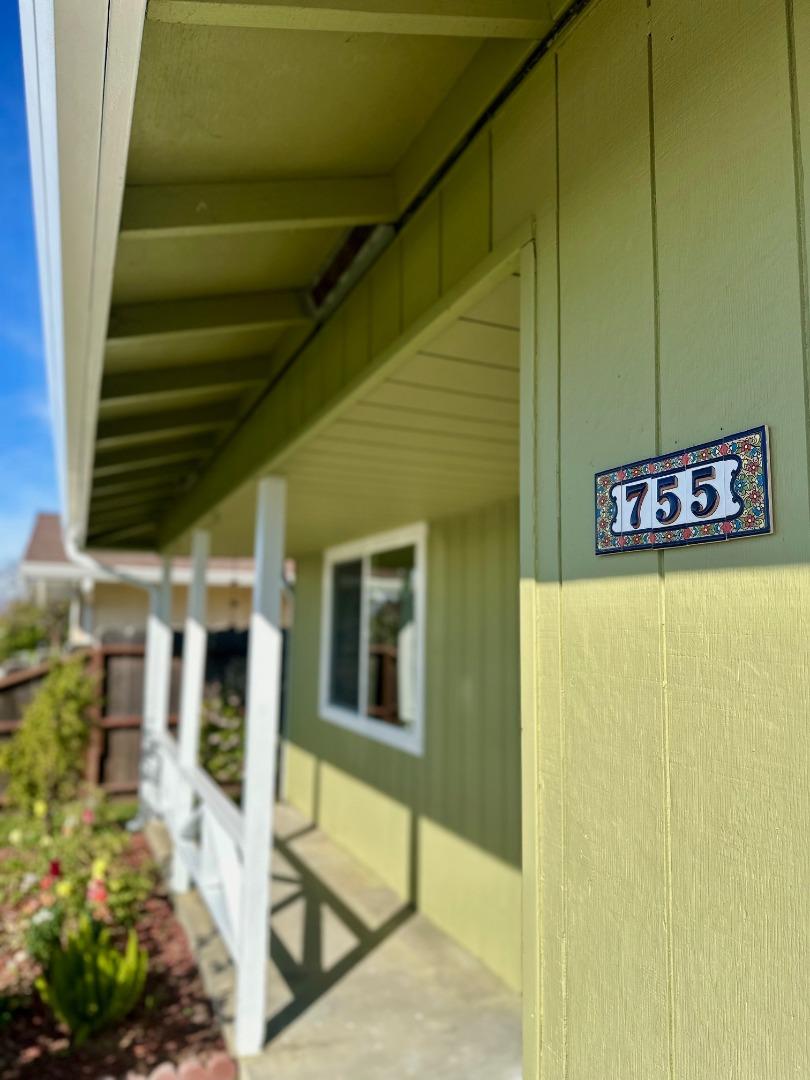 Detail Gallery Image 3 of 48 For 755 Pino Way, Salinas,  CA 93905 - 3 Beds | 2 Baths